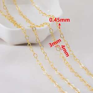 Nahaufnahme von 4mm goldenen herzförmigen Kettengliedern für DIY-Schmuckherstellung