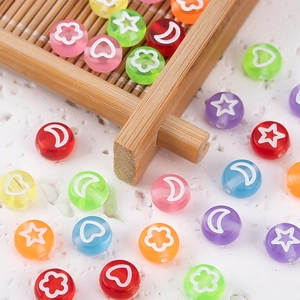 Primer plano de cuentas acrílicas de colores con estrellas y corazones para bisutería