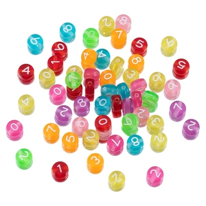 Vista macro de cuentas acrílicas de colores con números blancos para crear joyería DIY