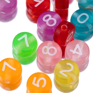 Vista macro de cuentas numéricas de acrílico traslúcido de colores para joyas DIY