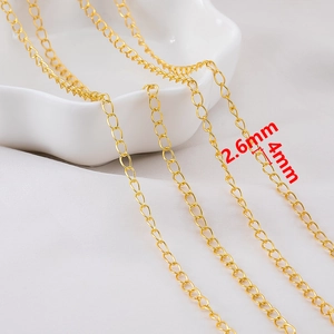 Makroaufnahme von goldenen O-Ketten-Schmuckteilen mit 2,6 mm und 4 mm Breitedetails
