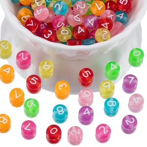 Foto macro de cuentas de acrílico translúcidas de colores con números para joyas DIY