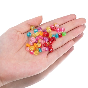 Cuentas de acrílico de colores translúcidos con números en la mano para joyas de bricolaje