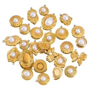 Dettaglio di ciondoli vintage in perle dorate con trama intrecciata per gioielli DIY