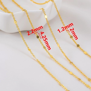 Nahaufnahme vergoldeter Paillettenketten mit 2 mm und 4 mm Größen für DIY-Schmuckdesign