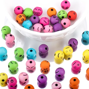 Primer plano de cuentas acrílicas de colores con caras emoji para accesorios de joyería DIY