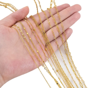 Auswahl an goldenen DIY-Schmuckketten für die Herstellung von Armbändern und Halsketten
