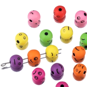 Primer plano de cuentas acrílicas de colores con caras sonrientes para joyas DIY