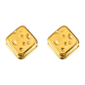 Detailansicht quadratischer goldener Ohrstecker mit gehämmerter Oberfläche auf Weiß