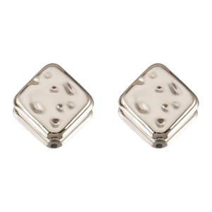 Makro-Detail von silbernen quadratischen Ohrsteckern mit gehämmerter Metallstruktur