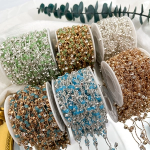 DIY 4mm bunte Kristallperlenketten mit Metallgliedern auf weißen Spulen für Schmuck