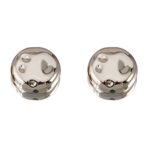 Detail runder Ohrstecker mit Hammerschlag-Textur in poliertem Gold- und Silber-Finish