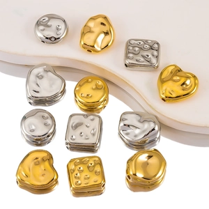 Nahaufnahme von Herzperlen und unregelmäßigen Metallperlen für DIY-Schmuck