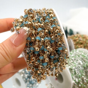 Nahaufnahme der 4mm himmelblauen Kristallperlenkette mit verkupferten Gliedern für DIY