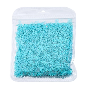 Dettaglio di paillettes celesti a forma di cuore vuoto in una busta di plastica trasparente
