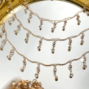 Detailansicht der 4mm Kristallperlenkette mit eleganten goldenen Anhängern