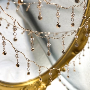 Detail der 4mm Kristallperlenkette mit goldenen Wellengliedern für DIY Schmuckherstellung