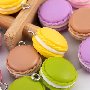 Makroaufnahme bunter Harz-Macaron-Anhänger für DIY-Schmuck und Schlüsselanhänger