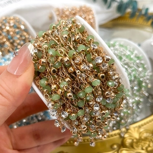 Detail von 4 mm grüner Kristallperlenkette mit Goldkupfergliedern für DIY-Schmuck