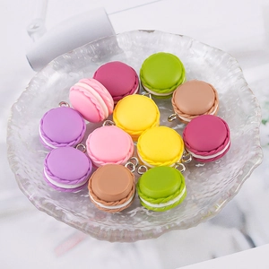 Bunte Mini-Macaron-Anhänger aus Harz mit Metallringen für DIY-Schmuck und Schlüsselanhänger