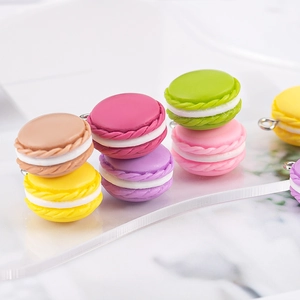Makroaufnahme bunter Harz-Macaron-Anhänger mit Metallösen für DIY-Schmuckherstellung