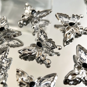 Makrodetail von Tinten-Schmetterlingsanhängern mit schwarzem Edelstein und Quaste