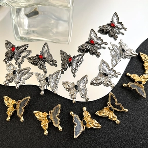 Detailansicht der Schmetterling-Anhänger mit Tintenmuster und Edelstein-Verzierung