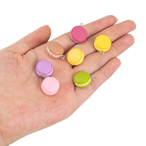 Bunte Mini-Makronen-Anhänger aus Harz für DIY-Schmuck auf der Hand zur Maßstabsanzeige