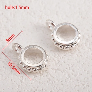 Makroaufnahme von Vintage-Silber-Schmuckanhängern mit Perlenstruktur und 1,5-mm-Loch