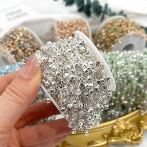 Nahaufnahme von 4mm bunten Kristall-Perlenketten auf Rollen für DIY Schmuckherstellung