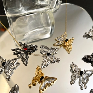 Makroaufnahme von Schmetterlingsanhängern aus Legierung für DIY-Schmuck mit Quasten