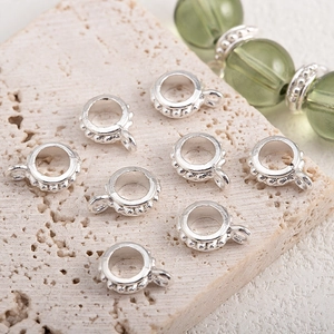 Makroaufnahme von Vintage-Silber-Anhängerschlaufen mit Perlenrand und Ösen