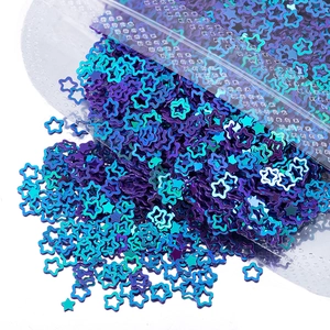 Vista macro di paillettes a stella olografiche viola e verde acqua con riflessi laser