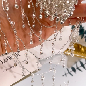 Details von mehrlagiger silberner Fransen-Kette mit 4mm Kristallperlen und Metallquasten