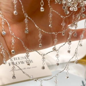 Nahaufnahme der flexiblen 4mm Kristallperlen-Fransenkette für DIY-Schmuck in Silberfarbe