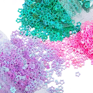 Vista macro di paillettes a stella incavate iridescenti per nail art e decorazioni
