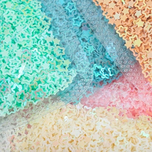Vista macro di glitter colorati a forma di stella per nail art e decorazioni fai da te