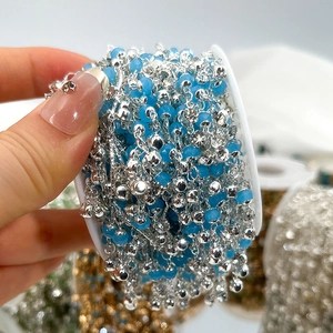 Detail von 4mm blauen Kristallperlen und Silberperlen für DIY-Schmuckherstellung