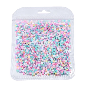 Primo piano di paillettes floreali colorate macaron in busta trasparente per nail art fai da te