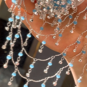 Detail von 4mm blauen Kristallperlen und silberner Quastenkette für DIY-Schmuck