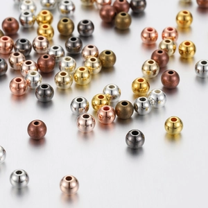 Macro-opname van ronde metalen kralen met middengat voor het maken van DIY-sieraden