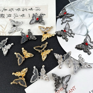 Makroaufnahme von Tusche-Schmetterlingsanhängern mit Quasten und Kalligraphie für DIY-Schmuck