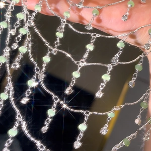 Detailansicht einer silbernen Gliederkette mit grünen Opalperlen und Zirkonia-Akzenten