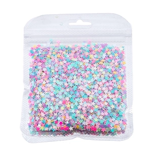 Primo piano di paillettes stellari macaron in sacchetto di plastica per nail art e fai da te