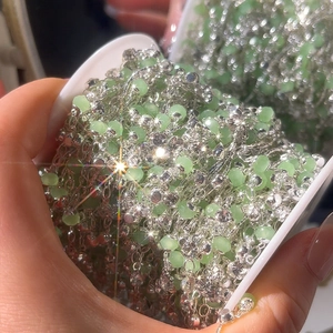 Nahaufnahme der 4mm hellgrünen Kristallperlenkette mit funkelndem Sterneneffekt für DIY-Schmuck