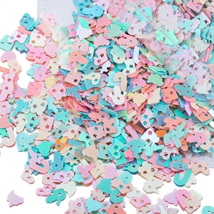 Vista macro di paillettes natalizie multicolori a forma di stella e albero