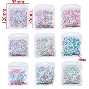 Dettaglio di paillettes colorate in forme miste in sacchetti trasparenti a zip