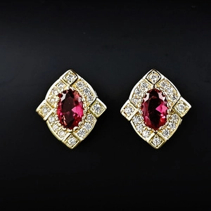 Vue détaillée du clou d'oreille rouge cerise vintage avec halo en cristal sur fond noir