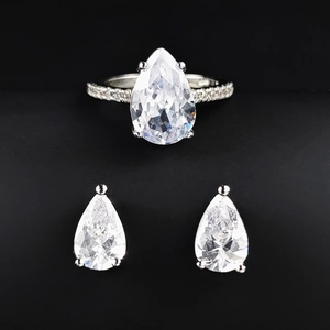 Klassisches silbernes Schmuckset mit Ring und Ohrringen mit Birnenschliff-Kristall