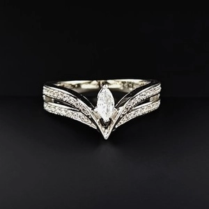 Detailopname van een zilveren V-ring met een marquise-geslepen steen en fijne zirkonia's